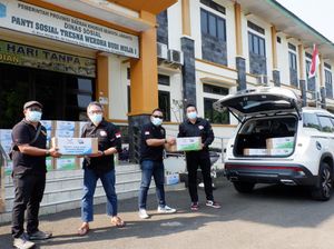 Wuling Almaz Indonesia Donasikan Sembako dan Masker ke Panti Jompo