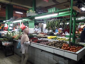 Masih Ada Kios di Pasar Jatinegara Tak Patuhi Aturan Ganjil Genap