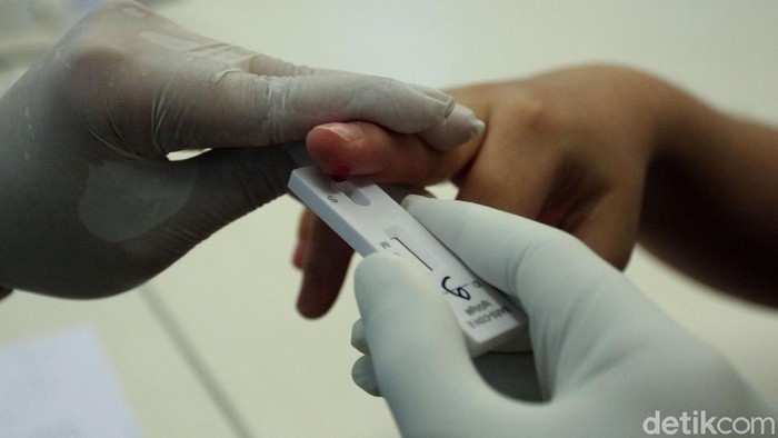 Pegawai mal Kuningan City jalani rapid test di hari pertama mal itu kembali dibuka. Pemeriksaan itu dilakukan guna pastikan para pegawai mal bebas COVID-19