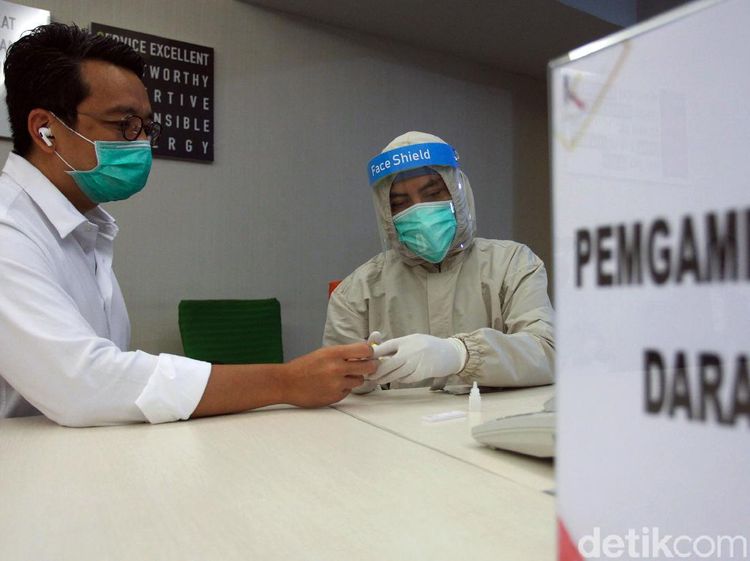 Mal Kembali Dibuka, Pegawai di Pusat Perbelanjaan Jalani Rapid Test