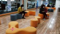 Suasana pengunjung di loket Polda Metro Jaya, lantai 3 Mal Pelayanan Publik Provinsi DKI Jakarta.