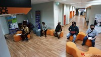 Jarak tempat duduk antar pemohon dibuat berjarak minimal 1 meter.