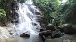 Melihat Air Terjun Kona yang Menggoda di Polman
