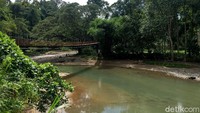 Air terjun Kona berada sekitar 40 kilometer dari Kecamatan Wonomulyo, pusat perdagangan Kabupaten Polewali Mandar. Dibutuhkan waktu selama lebih kurang satu setengah jam untuk menjangkau lokasi air terjun, dikarenakan, sebagian besar jalan yang dilewati masih rusak parah. Beruntung, pada sepanjang jalan menawarkan panorama alam khas pedesaan, dengan nuansa pegunungan yang masih alami tentunya.
