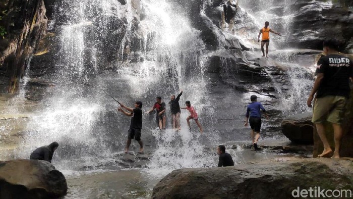 Melihat Air Terjun Kona yang Menggoda di Polman Air Terjun Kona jadi salah satu destinasi wisata alam potensial di kawasan Polewali Mandar. Sejumlah pengunjung berdatangan ke tempat wisata tersebut.
