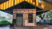 Masih tampak ada dua bangunan yang masih berdiri kokoh di kompleks stasiun yang terletak di Jalan Kyai Agus Salim, Wergu Wetan, Kecamatan Kota, Kabupaten Kudus, tersebut.