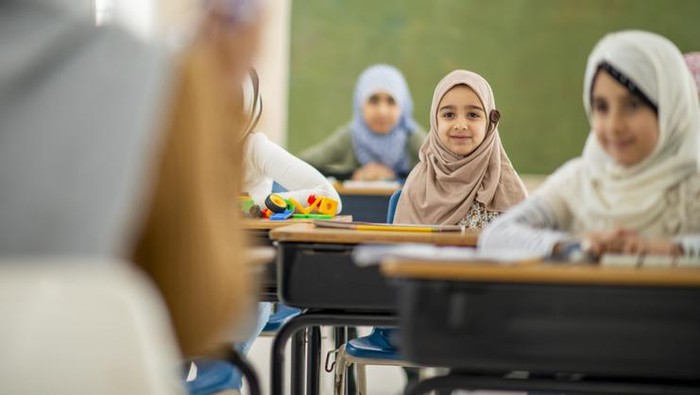 menuntut ilmu Muslim woman reading from the quran stock photo