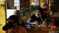 Kembali beroperasinya perkantoran membuat roda ekonomi di kawasan ini berputar.
