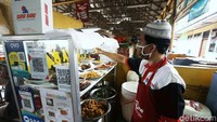 Para pedagang pun tampak senang dan kembali tersenyum.