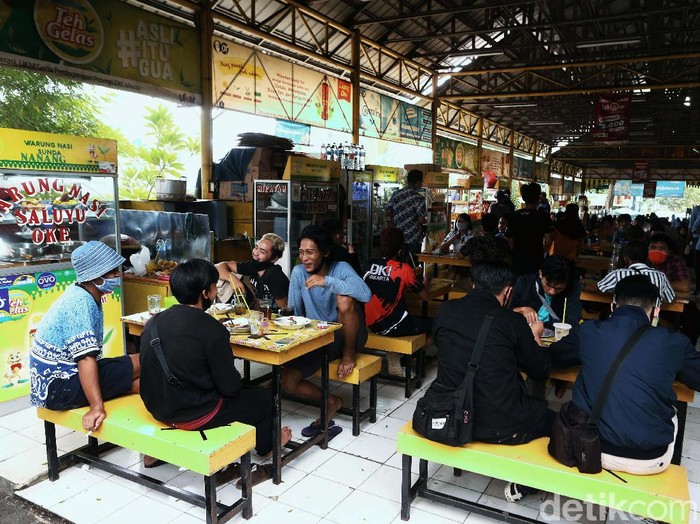 New Normal, penjualan makanan di kantin umum di kawasan pusat perkantoran, di Jalan Rasuna Said, Kuningan, Jakarta, Senin (15/6), kembali dibuka. Begini potretnya.