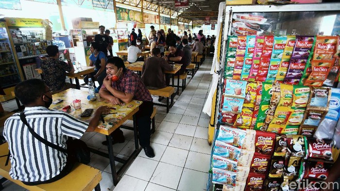 New Normal, penjualan makanan di kantin umum di kawasan pusat perkantoran, di Jalan Rasuna Said, Kuningan, Jakarta, Senin (15/6), kembali dibuka. Begini potretnya.