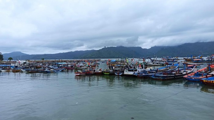 Gelombang tinggi di laut selatan Tulungagung memakan korban. Dua nelayan yang tengah mencari ikan tersapu gelombang dan tenggelam.