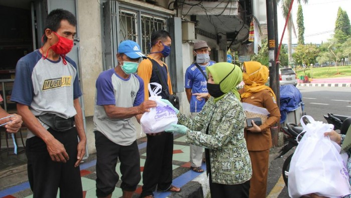 Paket Jajanan untuk Warga Ciamis