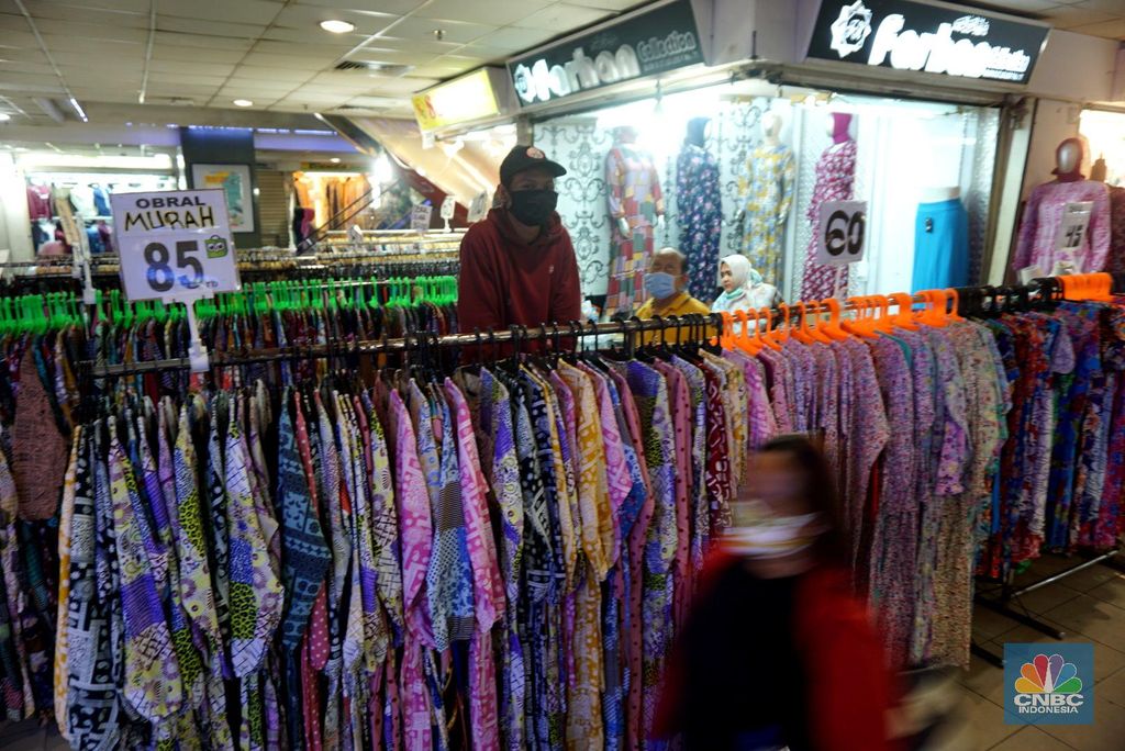 Suasana Pasar Tanah Abang resmi dibuka kembali hari ini setelah sebelumnya tutup karena pembatasan sosial berskala besar (PSBB) DKI Jakarta. 15/6/20, վ/Tri SusiloPantauan վ di Ruko Blok B Pasar Tanah Abang, Jakarta Pusat, Senin (15/6/2020), kawasan ruko ini didominasi oleh pedagang baju, kain dan kerudung. Setiap pengunjung berjalan, pedagang pun menjajakan barang jualannya.  Sebelum memasuki pasar pengunjung dicek suhu oleh dinas kesehatan setempat dan pihak pengelola mal sudah menyediakan tempat cuci tangan di setiap Blok pintu masuk pasar.Terdapat masyarakat dan pedagang yang sedang melalukan transaksi jual-beli. Mereka bertransaksi menggunakan masker. Namun, hanya sedikit pedagang yang menggunakan face shield.Mayoritas pengunjung membeli barang dalam jumlah yang banyak. Bahkan, tak jarang pengunjung datang dengan membawa trolly lipat untuk memudahkannya membawa barang. Seperti diketahui, Perumda Pasar Jaya menerapkan sistem ganjil-genap di pasar-pasar yang dikelolanya. Skema ganjil-genap di pasar berlaku sesuai dengan nomor kios, misalnya apabila tanggal genap, maka kios yang bukan hanya bernomor genap.Direktur Utama Perumda (PD) Pasar Jaya Arief Nasrudin mengatakan aturan ganjil-genap di pasar di wilayah DKI Jakarta akan berlaku pada 15 Juni 2020. Aturan tersebut diberlakukan untuk mencegah semakin masifnya penularan Virus Corona (COVID-19) di pasar. (վ/Tri Susilo)