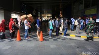 Para pengunjung antre memasuki Pasar Blok A Tanah Abang. 