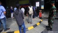 Kini pasar tersebut tidak hanya dijaga oleh petugas keamanan, TNI juga disiagakan di pasar tersebut.