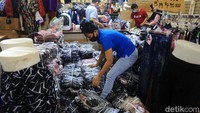 Sejumlah pedagang merapihkan dagangan di Pasar Blok A Tanah Abang.