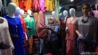 Pasar tersebut menerapkan sistem ganjil-genap dalam berjualan.