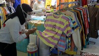 Para pedagang berjualan dengan menerapkan ganji-genap. Kios yang bernomor ganjil cuma boleh buka di tanggal ganjil, begitupun sebaliknya.