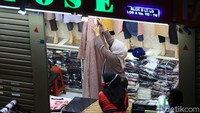 Hari ini kios dengan nomor ganjil yang boleh berjualan di pasar tersebut.