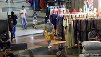 Pengunjung mulai mendatangi Pasar Tanah Abang untuk belanja berbagai kebutuhan.