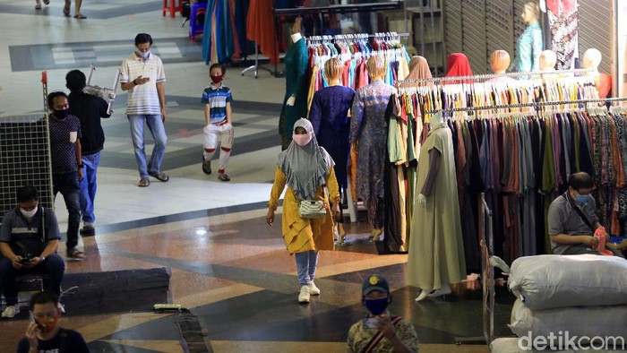 Pasar Tanah Abang resmi dibuka kembali, Senin (15/6/2020). Sebelumnya pasar tersebut tutup karena pembatasan sosial berskala besar (PSBB) di DKI Jakarta.