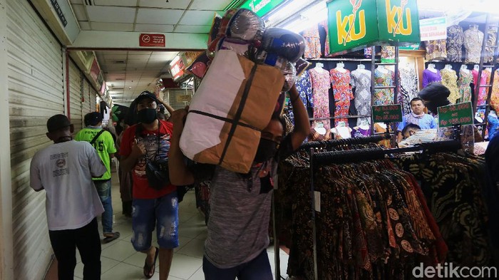 Pasar Tanah Abang resmi dibuka kembali, Senin (15/6/2020). Sebelumnya pasar tersebut tutup karena pembatasan sosial berskala besar (PSBB) di DKI Jakarta.