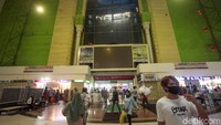 Para pengunjung mulai mendatangi pasar tersebut untuk membeli berbagai kebutuhan.