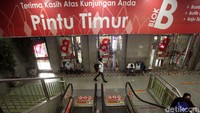 Meskipun per hari ini pasar non-pangan resmi dibuka, masih ada beberapa ruko yang tutup. 