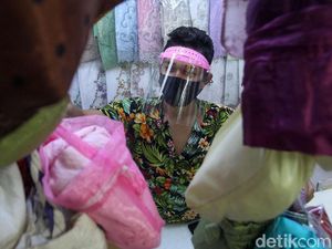 Potret Pasar Tanah Abang Terapkan Ganjil-Genap