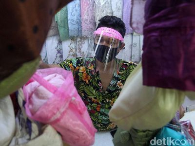 Potret Pasar Tanah Abang Terapkan Ganjil-Genap