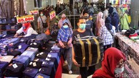 Di dalam pasar juga tidak diperkenankan berkerumun.
