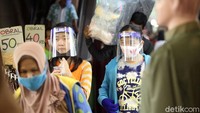 Sebelumnya Pasar Tanah Abang tutup selama PSBB. Roda ekonomi yang mandek membuat pedagang tak ada pemasukan.