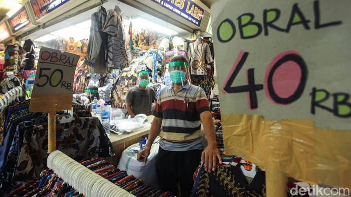 Pasar Tanah Abang Kembali Buka Sejumlah pedagang kembali dapat beraktivitas di Pasar Tanah Abang, Jakarta, Senin (15/6/2020). Aktivitas jual beli kembali dibuka resmi mulai hari ini. Meski dengan penerapan ganjil genap mereka tetap bersyukur karena dapat kembali berjualan.