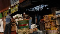 Pedagang mendistribusikan buah di Pasar Induk Kramat Jati, Jakarta, Minggu (14/6/2020).