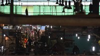 Kesadaran pedagang dan pembeli di pasar tradisional untuk menerapkan protokol kesehatan perlu ditingkatkan untuk mencegah penularan ini. 