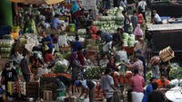 Suasana aktivitas jual beli di Pasar Induk Kramat Jati, Jakarta, Minggu (14/6/2020).