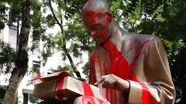 Patung Jurnalis Italia Jadi Sasaran Vandalisme Demo Anti Rasis