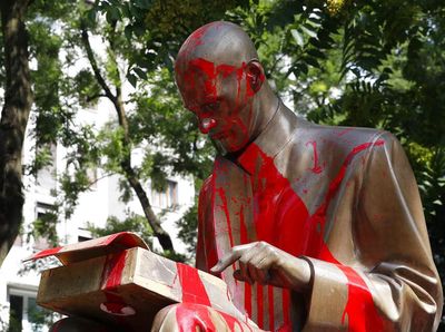 Patung Jurnalis Italia Jadi Sasaran Vandalisme Demo Anti Rasis