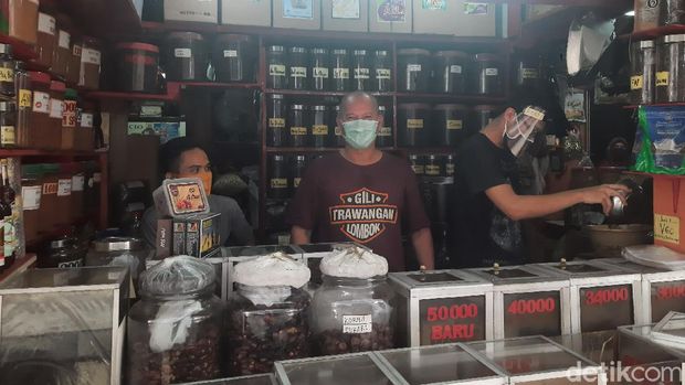 Pedagang di Pasar Perumnas Klender, Jakarta Timur.