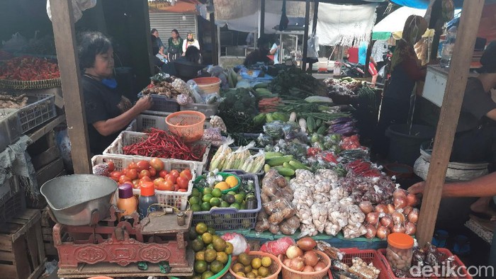 Pedagang di Pasar Perumnas Klender, Jakarta Timur.