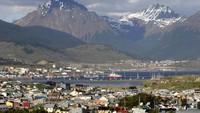 Ada banyak jenis kapal berbagai ukuran, kecil hingga mewah, juga kapal penelitian yang pergi berlayar ke Kutub Selatan. Sebagian besar berangkat dari Argentina atau Chile, meskipun ada sebagian yang berangkat dari Australia, Selandia Baru dan Tasmania, dan kadang-kadang dari Afrika Selatan. Ini kota Ushuaia, Argentina (Foto: iStock)