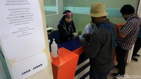 Petugas hingga warga yang akan mengurus SIM wajib mengenakan masker.