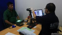 Warga hanya melepas masker saat foto dan sidik jari.