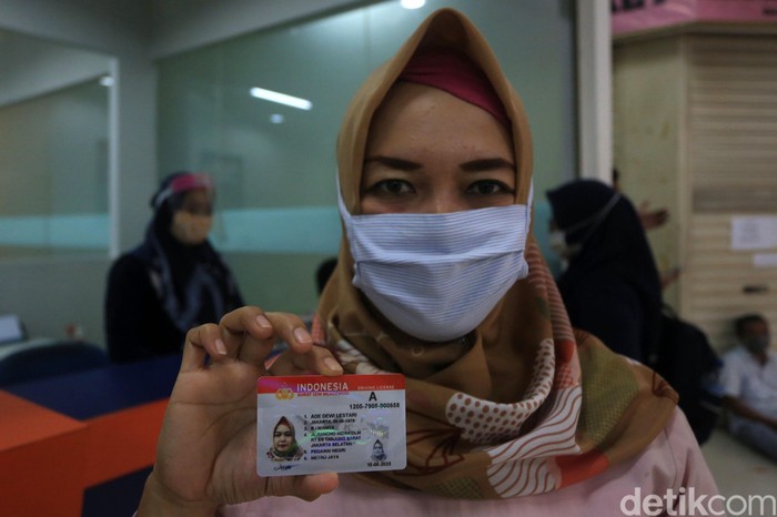 Warga mengantri membuat SIM di Gerai SIM Tamini Square, Jakarta Timur, Senin (15/6/2020). Mulai hari ini gerai pelayanan sim di mall telah dibuka dengan batas quota 100 orang perhari dengan menerapkan protokol kesehatan.