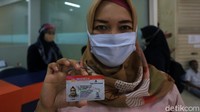 Seorang warga menunjukkan SIM yang telah dibuatnya di Gerai SIM Tamini Square. Seperti diketahui, mulai hari ini Gerai SIM di 8 mal kembali dibuka. Pelayanan SIM dilakukan dengan batas kuota 100 orang per hari.