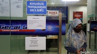 Gerai di Tamini Square, Jakarta Timur, kembali melayani warga yang akan mengurus SIM.