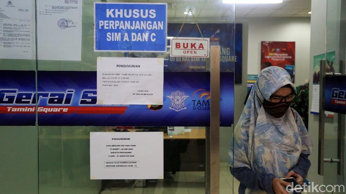 Pembutan SIM di Tamini Square Warga mengantri membuat SIM di Gerai SIM Tamini Square, Jakarta Timur, Senin (15/6/2020). Mulai hari ini gerai pelayanan sim di mall telah dibuka dengan batas quota 100 orang perhari dengan menerapkan protokol kesehatan.