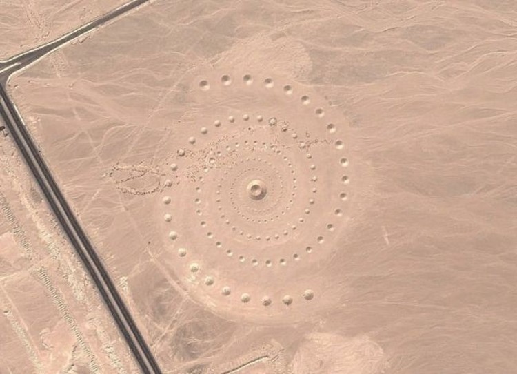 Google Earth bisa membantu kamu menjelajahi daerah yang ada di Bumi ini. Berikut tangkapan gambar aneh via Google Earth yang pernah bikin geger netizen.