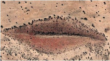 Area luas dengan potret mirip bibir manusia ini ditemukan di Gharb, Darfur, Sudan. Uniknya, ada kepercayaan jika orang melewati daerah ini makan akan tertelan oleh bibir raksasa tersebut. Hih. Foto: Google Earth